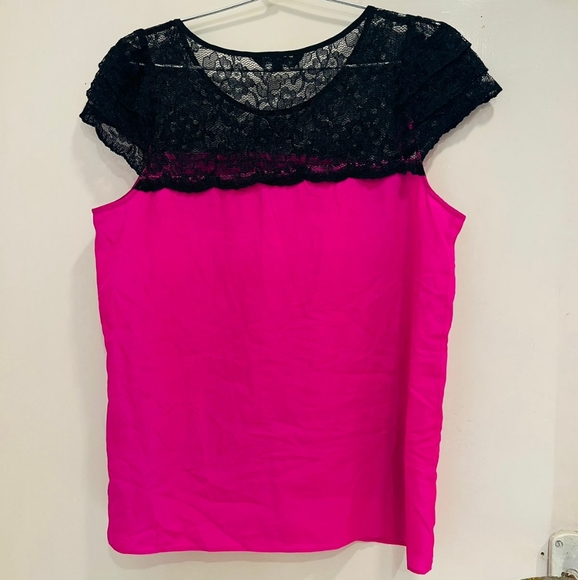 EXPRESS Fuschia pink top with black lace - Picture 2 of 6